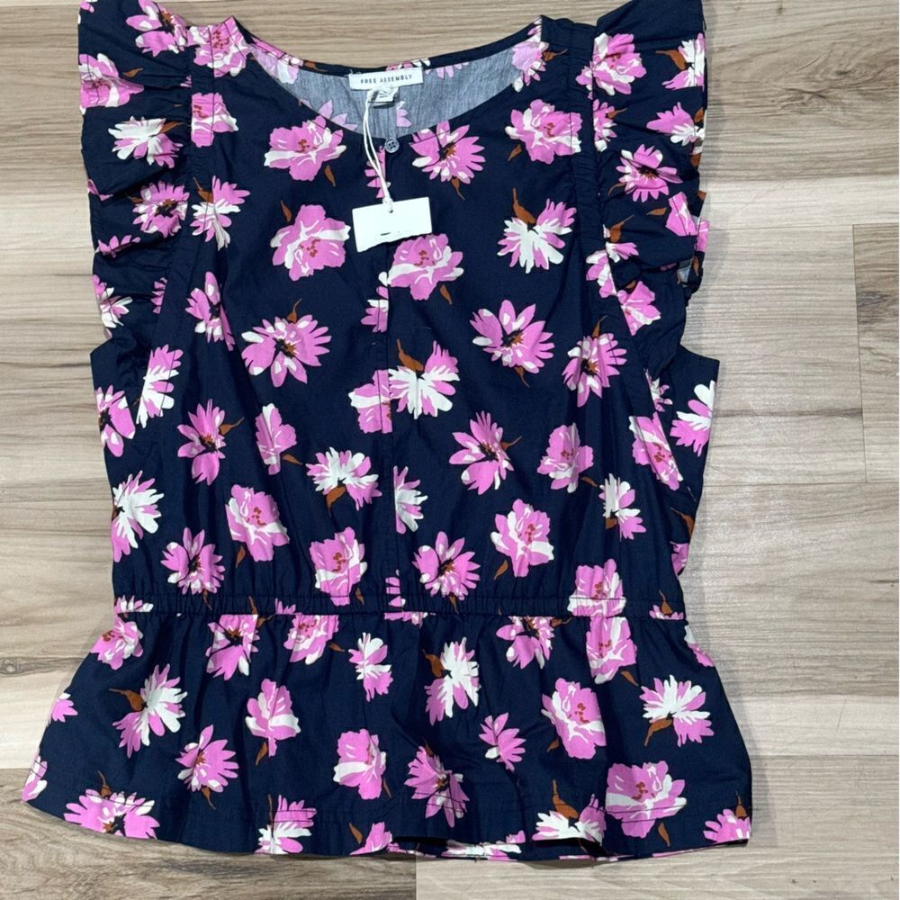 NEW Free Assembly Blue Pink Floral Blouse Top Women’s Medium